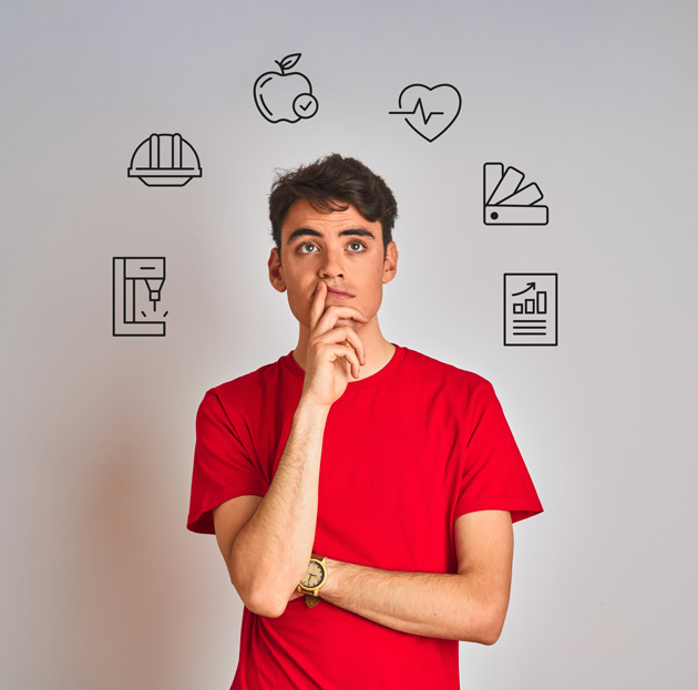 eenager mit der Hand auf Kinn denken über verschiedene Berufsmöglichkeiten