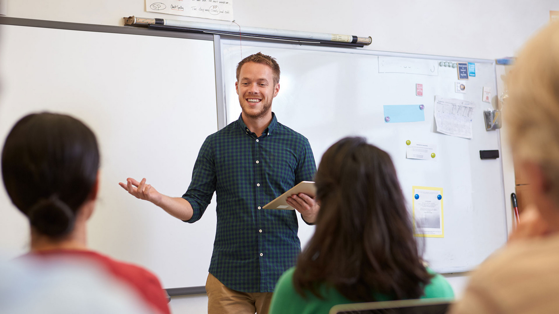 Lehrer vor den Schülern