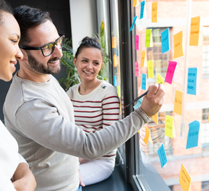 Eltern schreiben auf Zetteln, die auf einem Fenster hängen